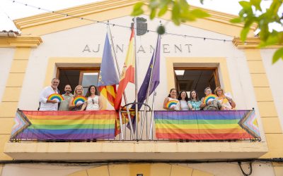 La bandera arcoiris ondea en el Ayuntamiento de l’Alfàs en el Día Nacional del Orgullo LGTBIQ+