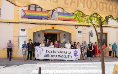 L’Alfàs guarda un minuto de silencio en repulsa a los presuntos asesinatos en Villena y Málaga